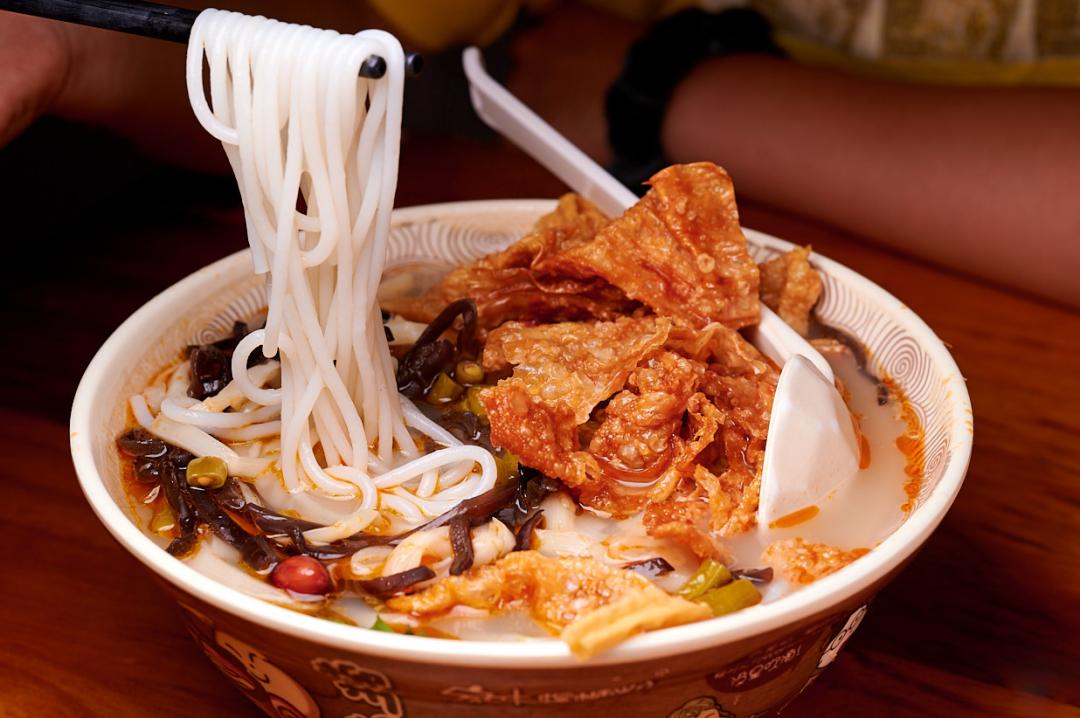 螺蛳粉配色的篮球鞋,螺蛳粉篮球鞋