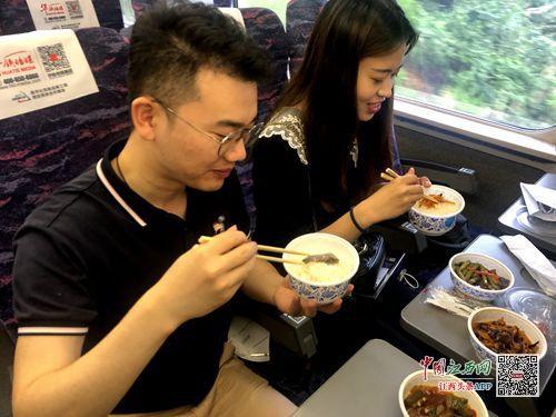 “青花瓷”盛“小碗菜”南铁首次推出江西特色列车餐
