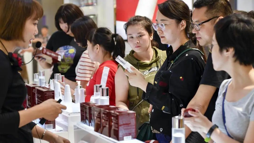 “黑暴”+疫情+免税新政，连环重击下香港美妆零售能否重回巅峰？