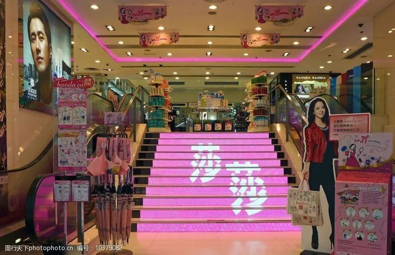 “黑暴”+疫情+免税新政，连环重击下香港美妆零售能否重回巅峰？