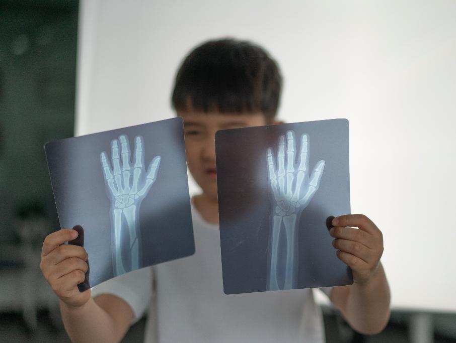 自从入了这个盒子，娃就沉迷于当医生、做手术，完全不理我