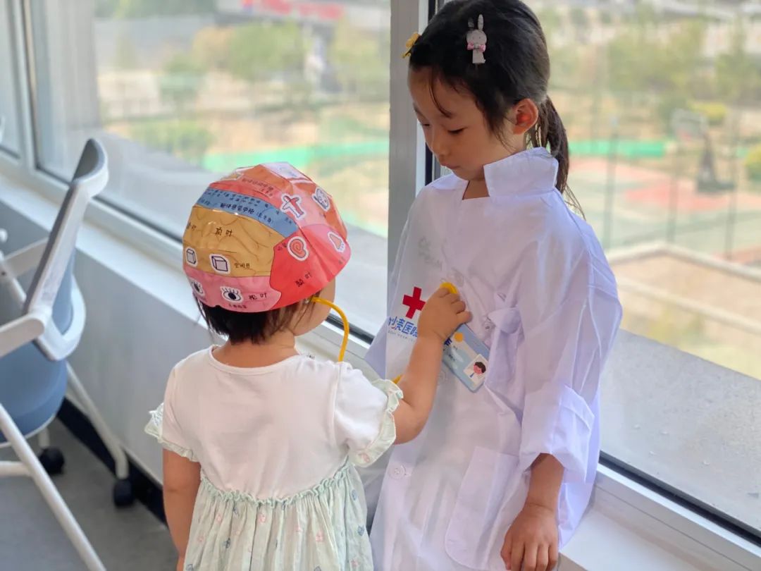 自从入了这个盒子，娃就沉迷于当医生、做手术，完全不理我