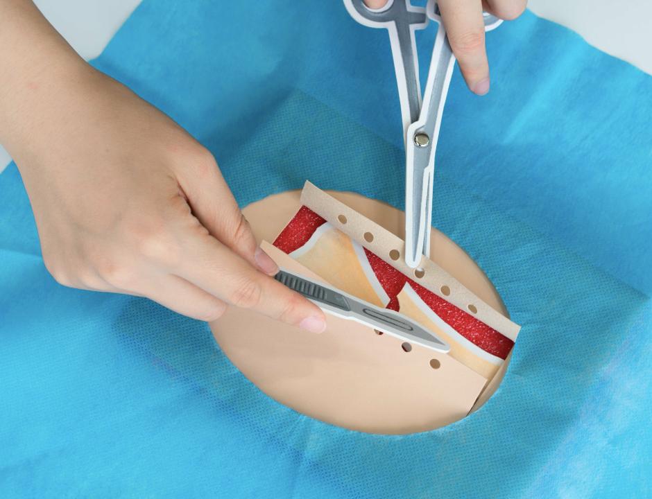 自从入了这个盒子，娃就沉迷于当医生、做手术，完全不理我