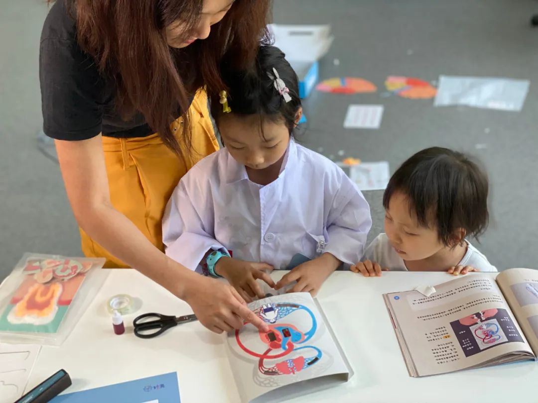 自从入了这个盒子，娃就沉迷于当医生、做手术，完全不理我