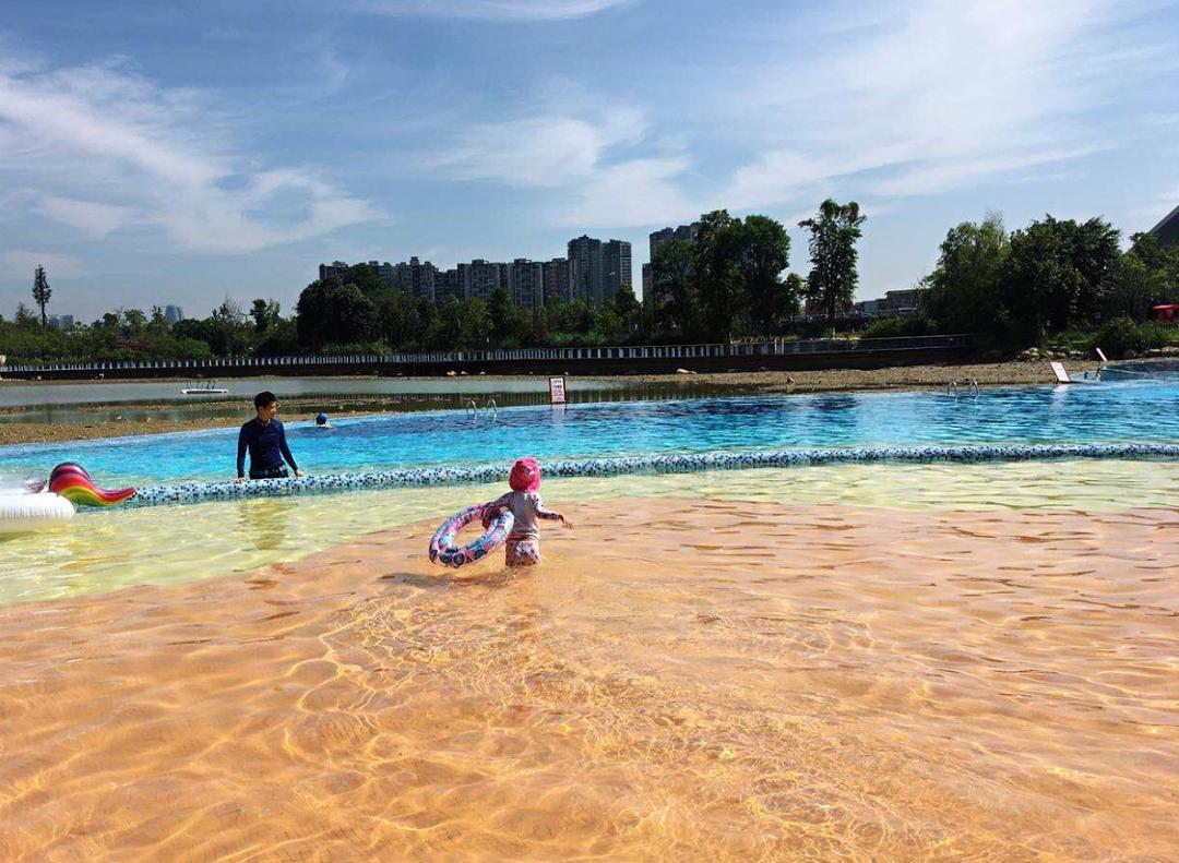 无边泳池、皮划艇湖区、室内篮球馆…原来成都高新的公园里有这么多运动空间！