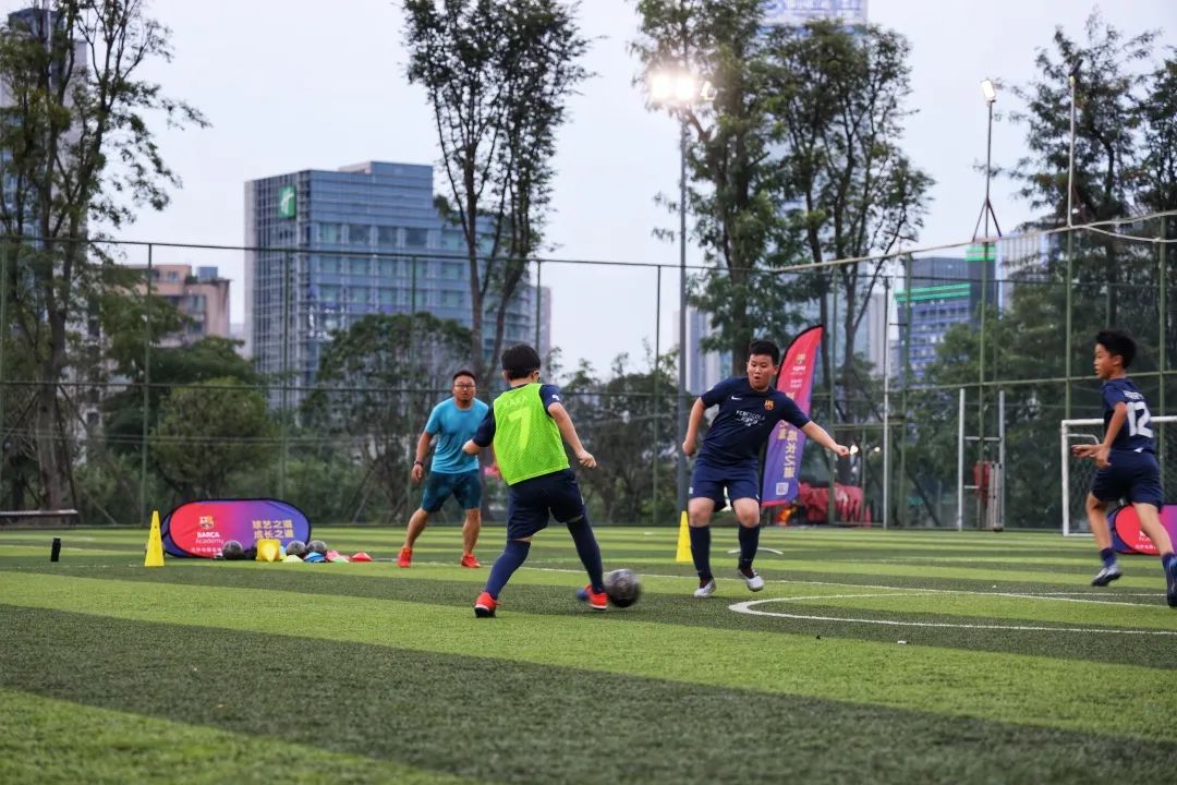 无边泳池、皮划艇湖区、室内篮球馆…原来成都高新的公园里有这么多运动空间！