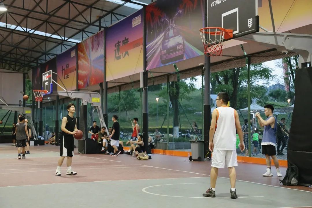 无边泳池、皮划艇湖区、室内篮球馆…原来成都高新的公园里有这么多运动空间！