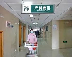 生孩子在路边走突然羊水破了,怀孕妈妈被小孩推下楼梯羊水破了