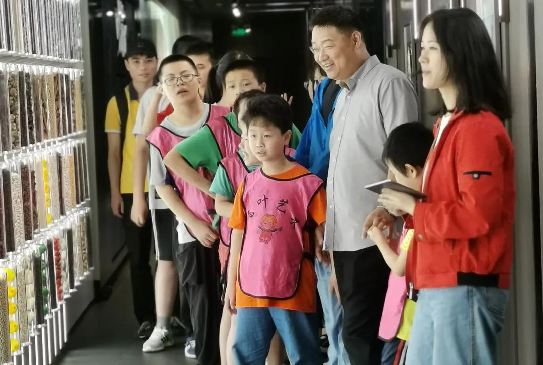 虹桥镇家园电台——星行动，新力量！“星熠虹桥”关爱自闭症项目寻找公益伙伴，共谱爱的乐章