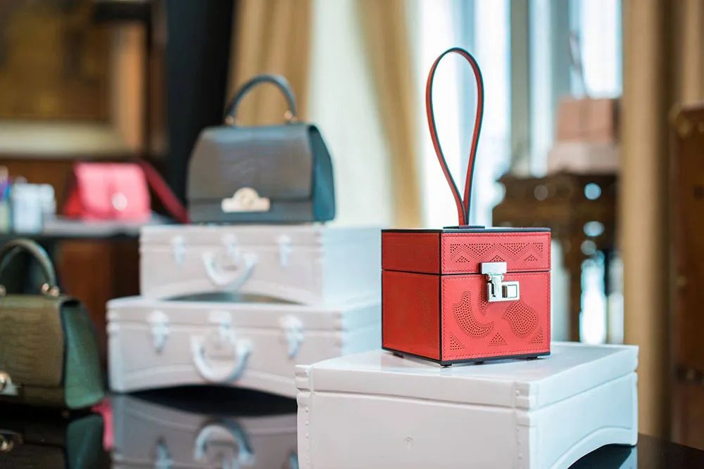 閫涜灏忎紬鍖呭寘,閫涜鎾炲寘