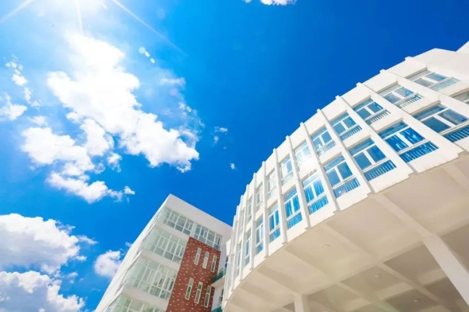 你好这里是成都翻译英文,你知道武汉商学院么