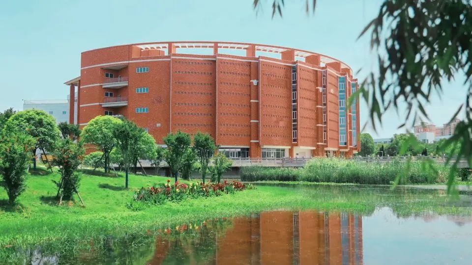 你好这里是成都翻译英文,你知道武汉商学院么