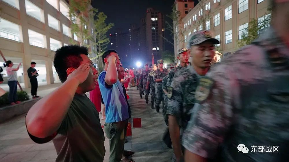 抗洪抢险的画面,抗洪一线的动人画面