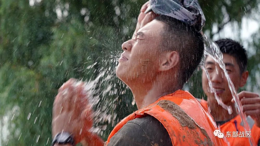 抗洪抢险的画面,抗洪一线的动人画面