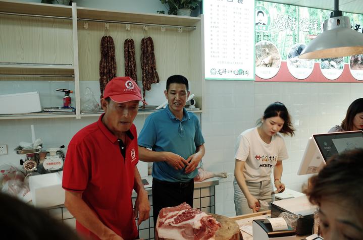 一天只卖一头猪卖完就下班,一天只卖一头猪