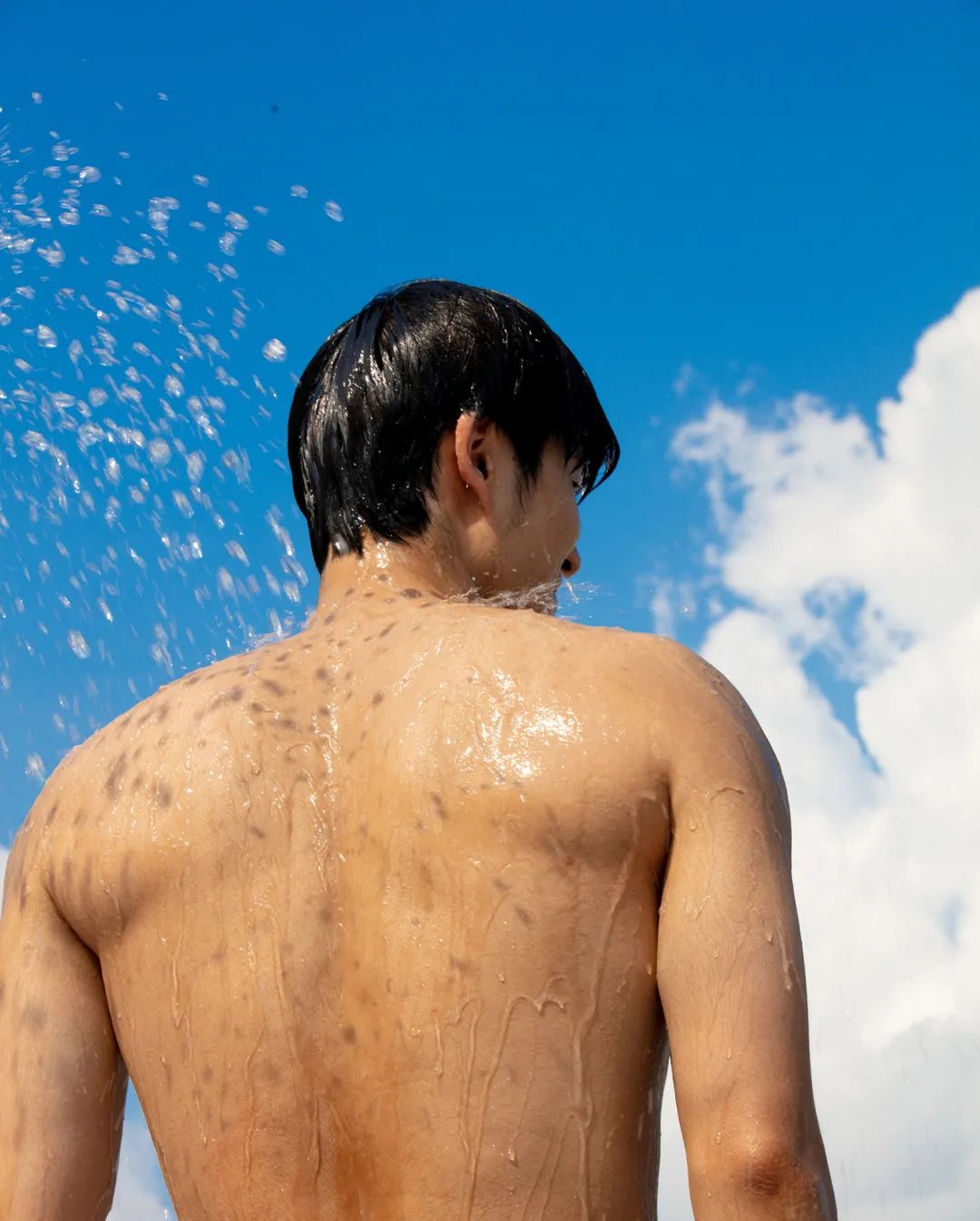 奔赴全国各地，尼龙拍摄了22位青春荷尔蒙扑面来的运动青年