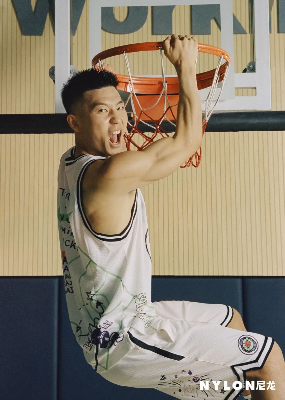 奔赴全国各地,尼龙拍摄了22位青春荷尔蒙扑面来的运动青年