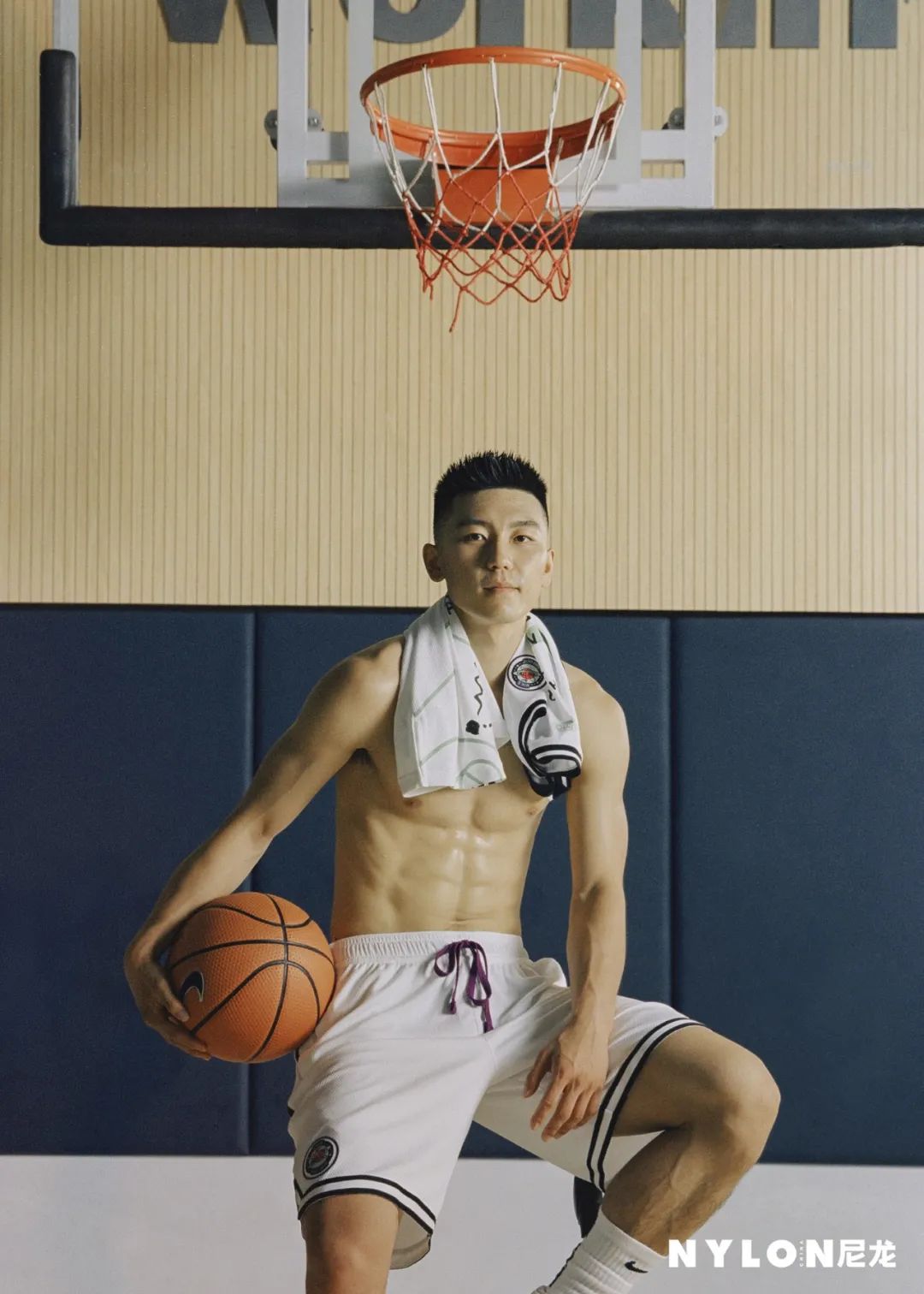 奔赴全国各地,尼龙拍摄了22位青春荷尔蒙扑面来的运动青年