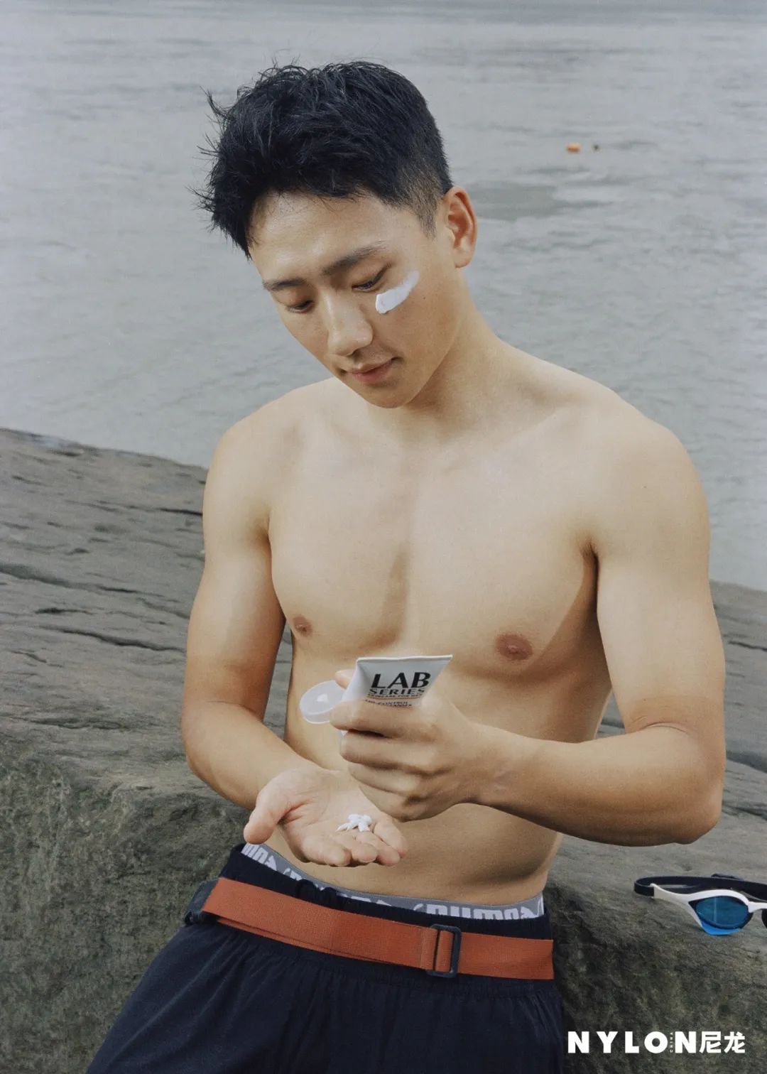 奔赴全国各地,尼龙拍摄了22位青春荷尔蒙扑面来的运动青年