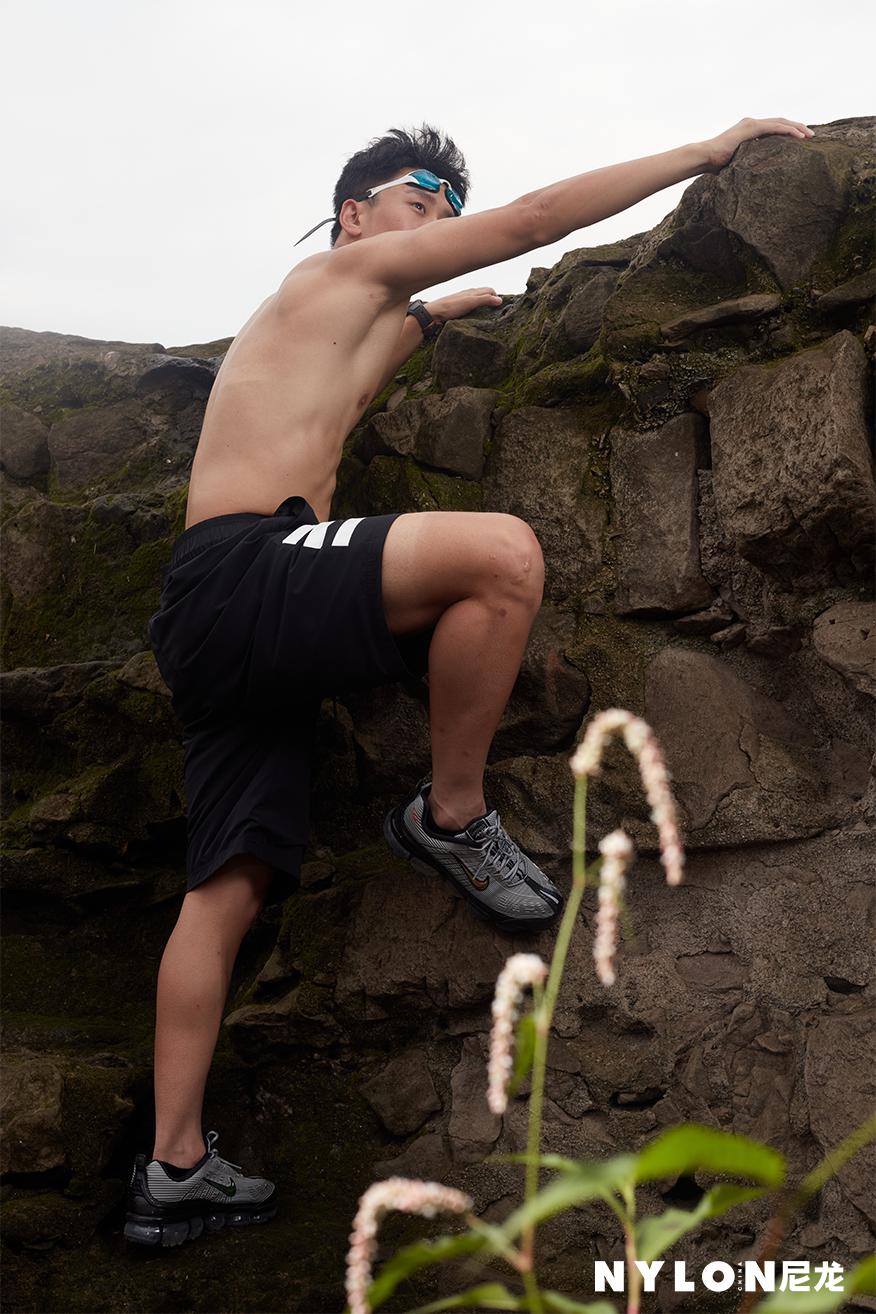 奔赴全国各地,尼龙拍摄了22位青春荷尔蒙扑面来的运动青年