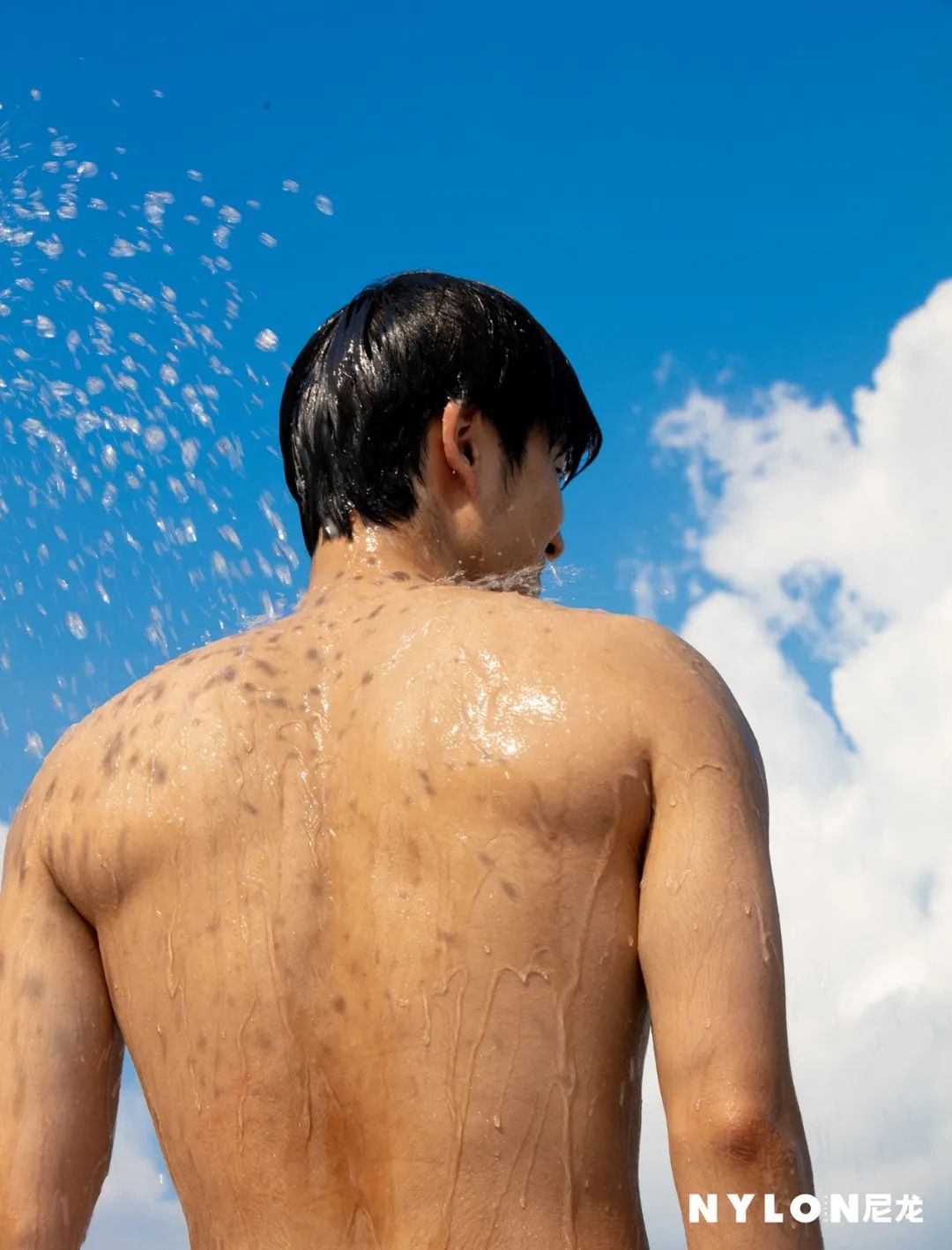 奔赴全国各地,尼龙拍摄了22位青春荷尔蒙扑面来的运动青年