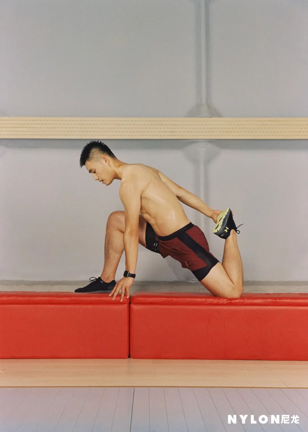 奔赴全国各地,尼龙拍摄了22位青春荷尔蒙扑面来的运动青年