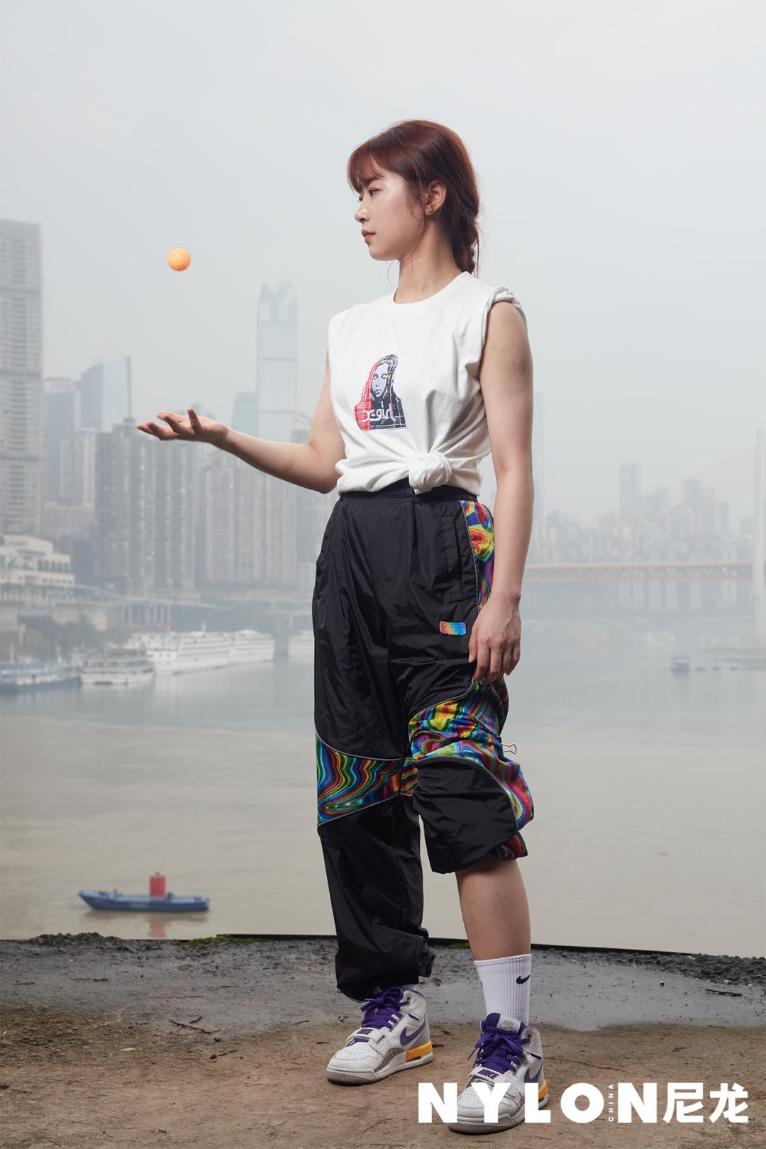 奔赴全国各地,尼龙拍摄了22位青春荷尔蒙扑面来的运动青年
