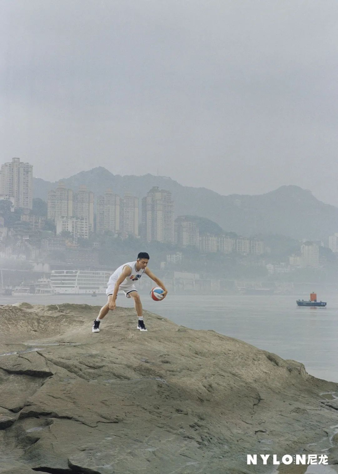 奔赴全国各地,尼龙拍摄了22位青春荷尔蒙扑面来的运动青年