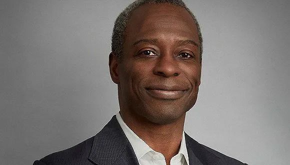 被指控13年前假扮摄影师“引诱恋爱”，Coach母公司CEO突然卸任…