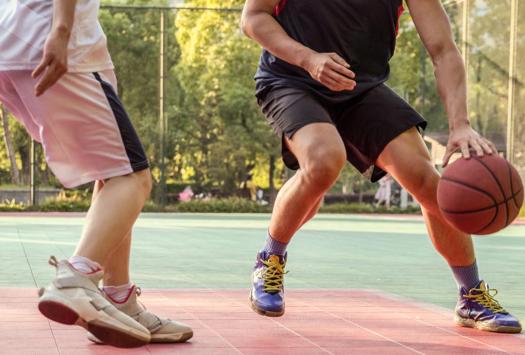打篮球中暑死亡男孩,打篮球中暑的小男孩