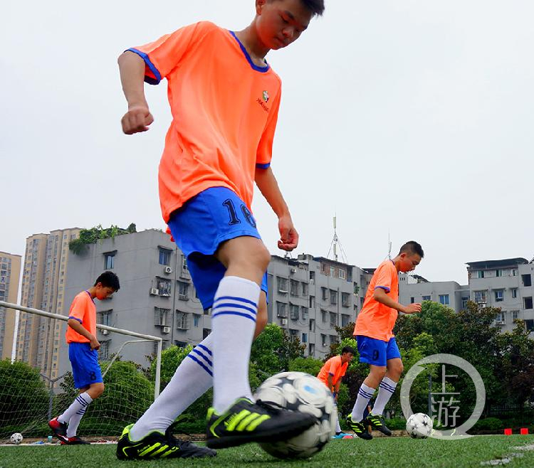 梦想踏上征程流动儿童的足球夏令营开营啦