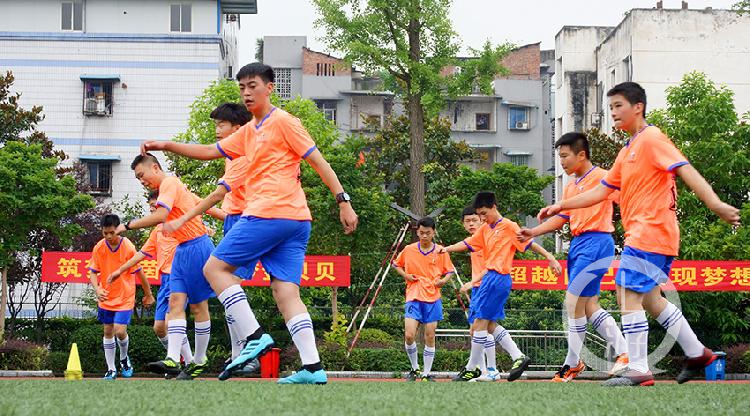 梦想踏上征程流动儿童的足球夏令营开营啦