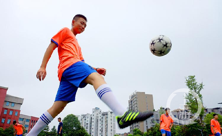 梦想踏上征程流动儿童的足球夏令营开营啦