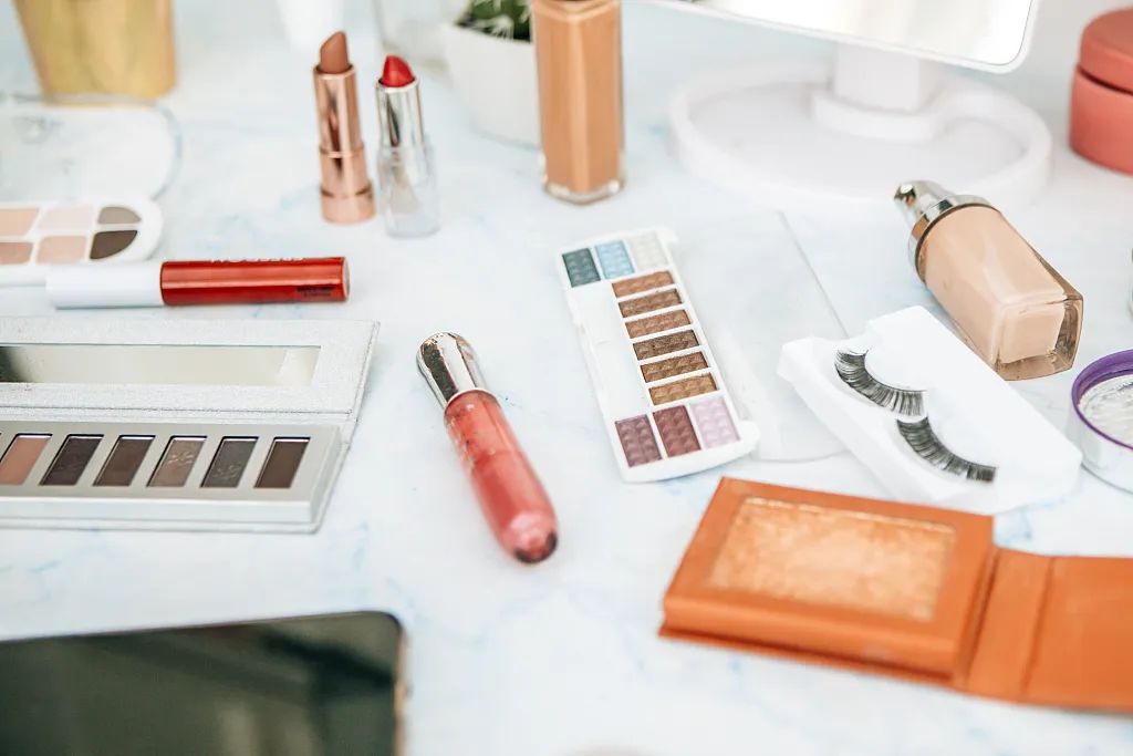 疫情期间英国流行“口罩妆”，假睫毛成热销品