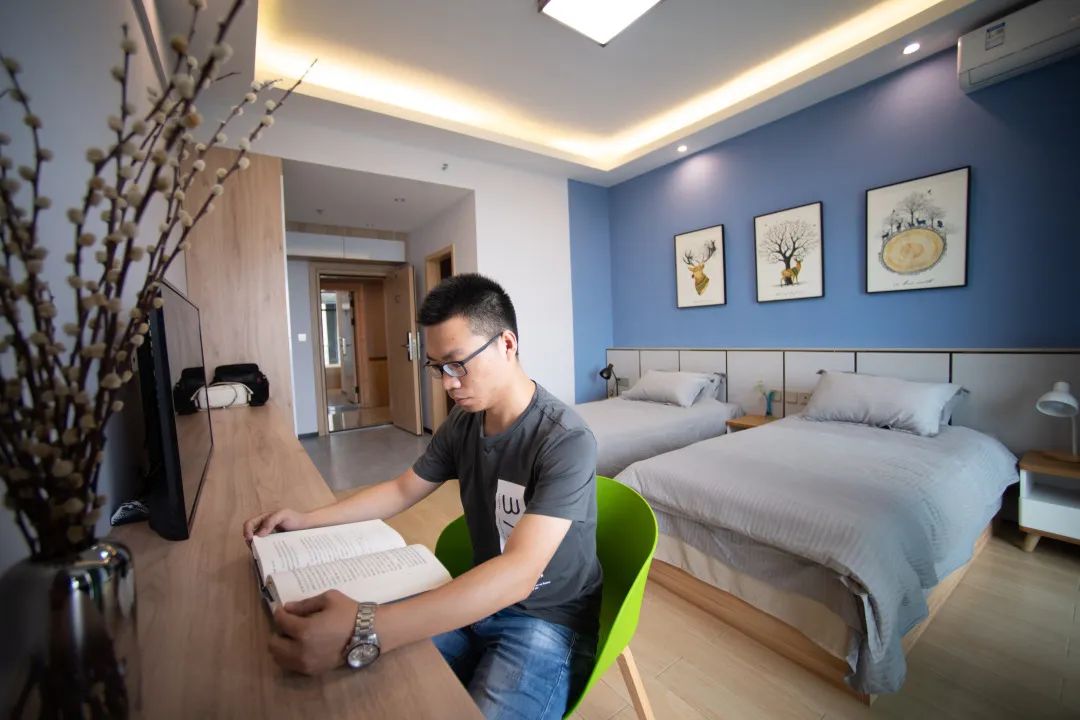 酒店式公寓拎包入住,包吃住酒店式公寓