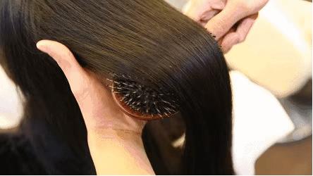 头发是自己染还是理发店染靠谱,自己在家染头发好还是理发店染好