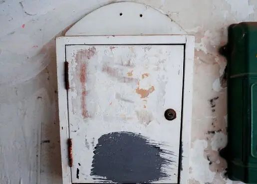 落满灰尘的订奶箱：为什么现在送鲜奶服务几乎消失了？