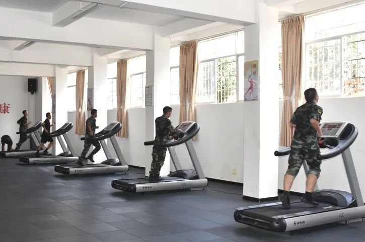 机关向官兵发放慰问金,高原官兵暖心大礼包