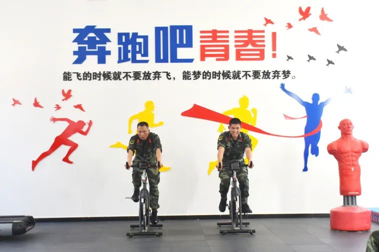 机关向官兵发放慰问金,高原官兵暖心大礼包