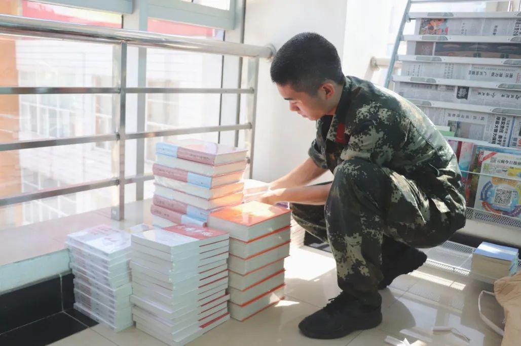 机关向官兵发放慰问金,高原官兵暖心大礼包