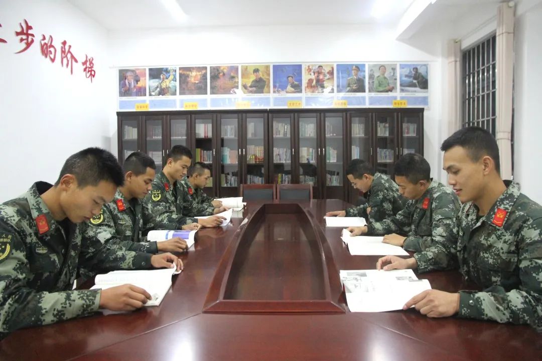 机关向官兵发放慰问金,高原官兵暖心大礼包