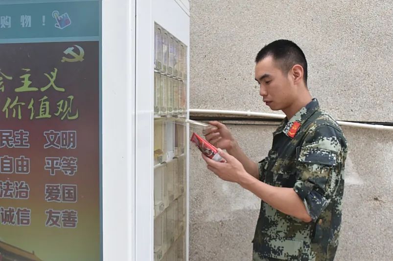 机关向官兵发放慰问金,高原官兵暖心大礼包