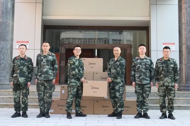 机关向官兵发放慰问金,高原官兵暖心大礼包