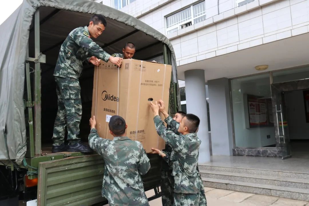 机关向官兵发放慰问金,高原官兵暖心大礼包