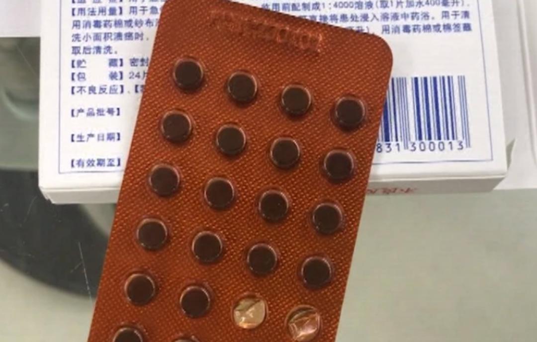 儿童误吃药丸当糖果,小孩误食高锰酸钾片24小时肚子疼