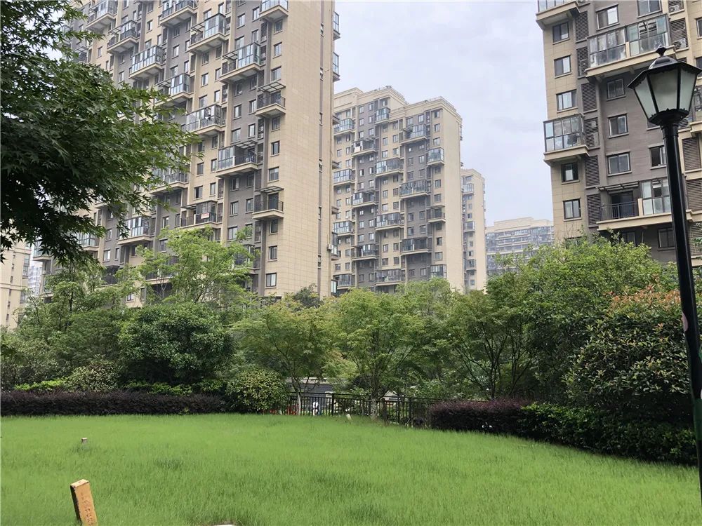 双学区，地铁近，配套全，这个网红小区交付两年却仅涨4000元/㎡