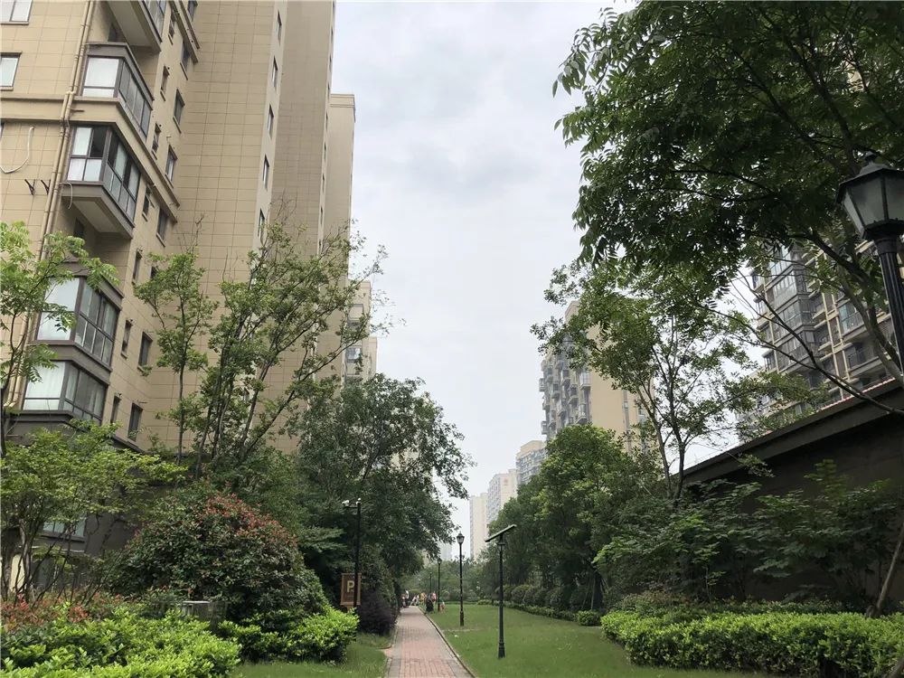 双学区，地铁近，配套全，这个网红小区交付两年却仅涨4000元/㎡