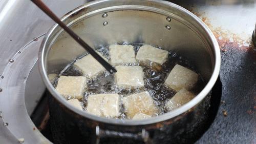 覆盖5个区,这7家“又小又旧”的炸串店,抚慰了不少深夜打工人