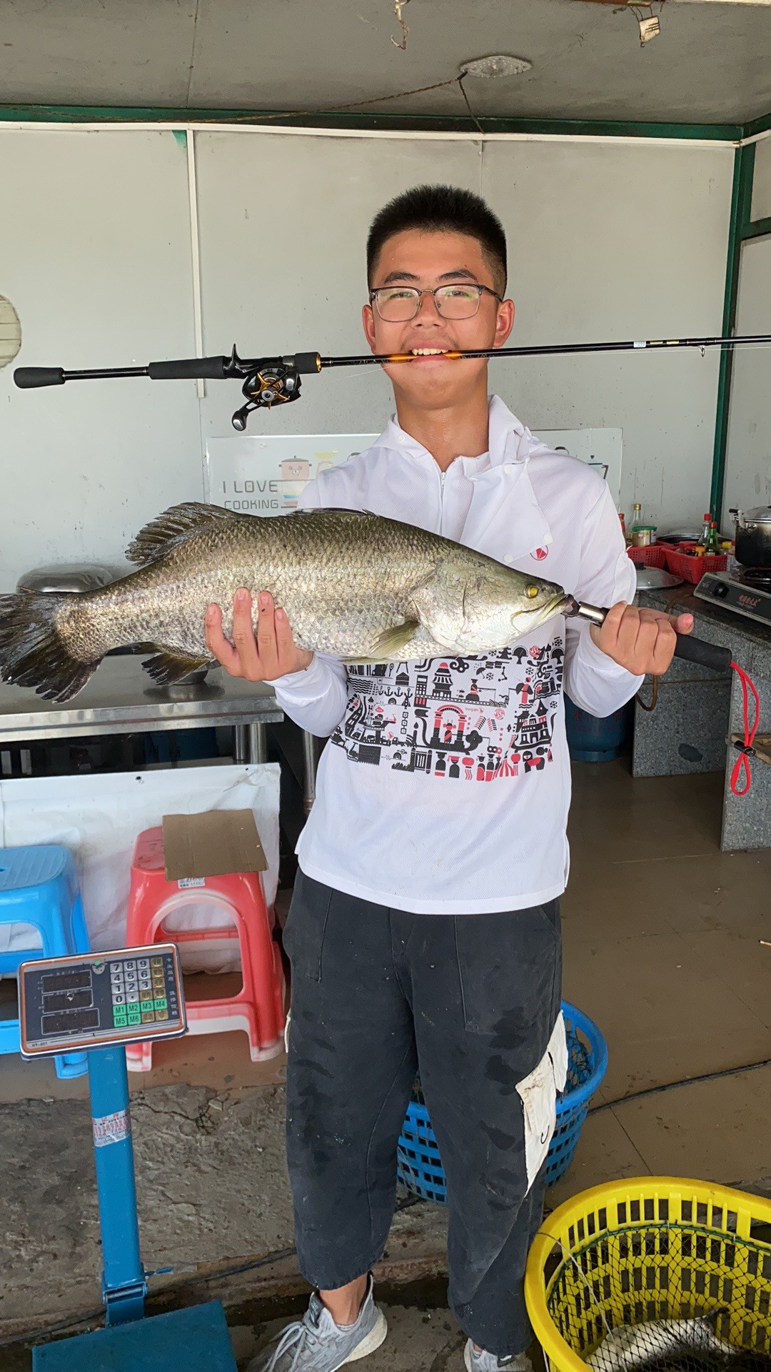 海钓初级篇新手进来看一看,海钓场专攻腊鱼教学