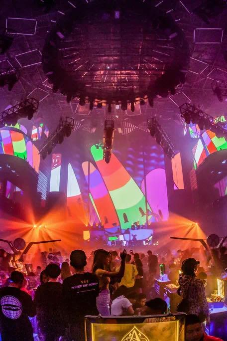 第一次去夜店酒吧，怎样装作经常去的样子？实用技能get→